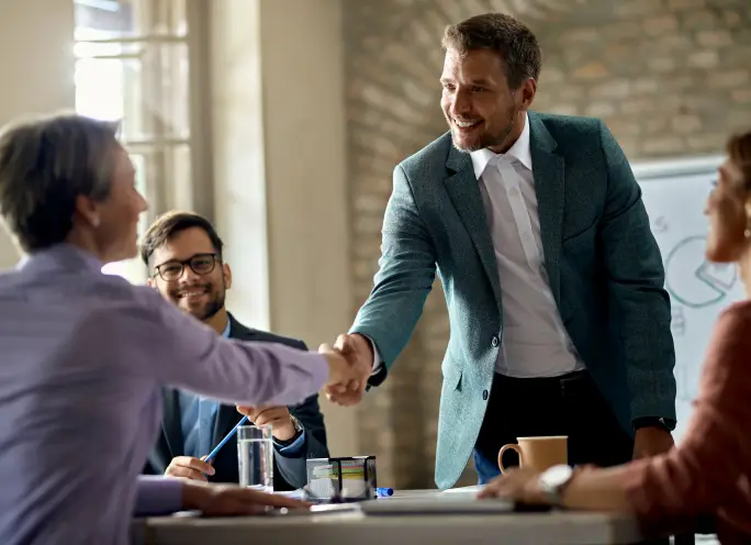 Profissional segurando notebook – Assessoria Societária Ocana