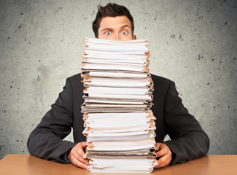 Empresário revisando planilhas contábeis