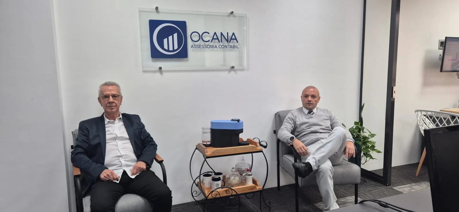 Equipe da Ocana discutindo estratégias
