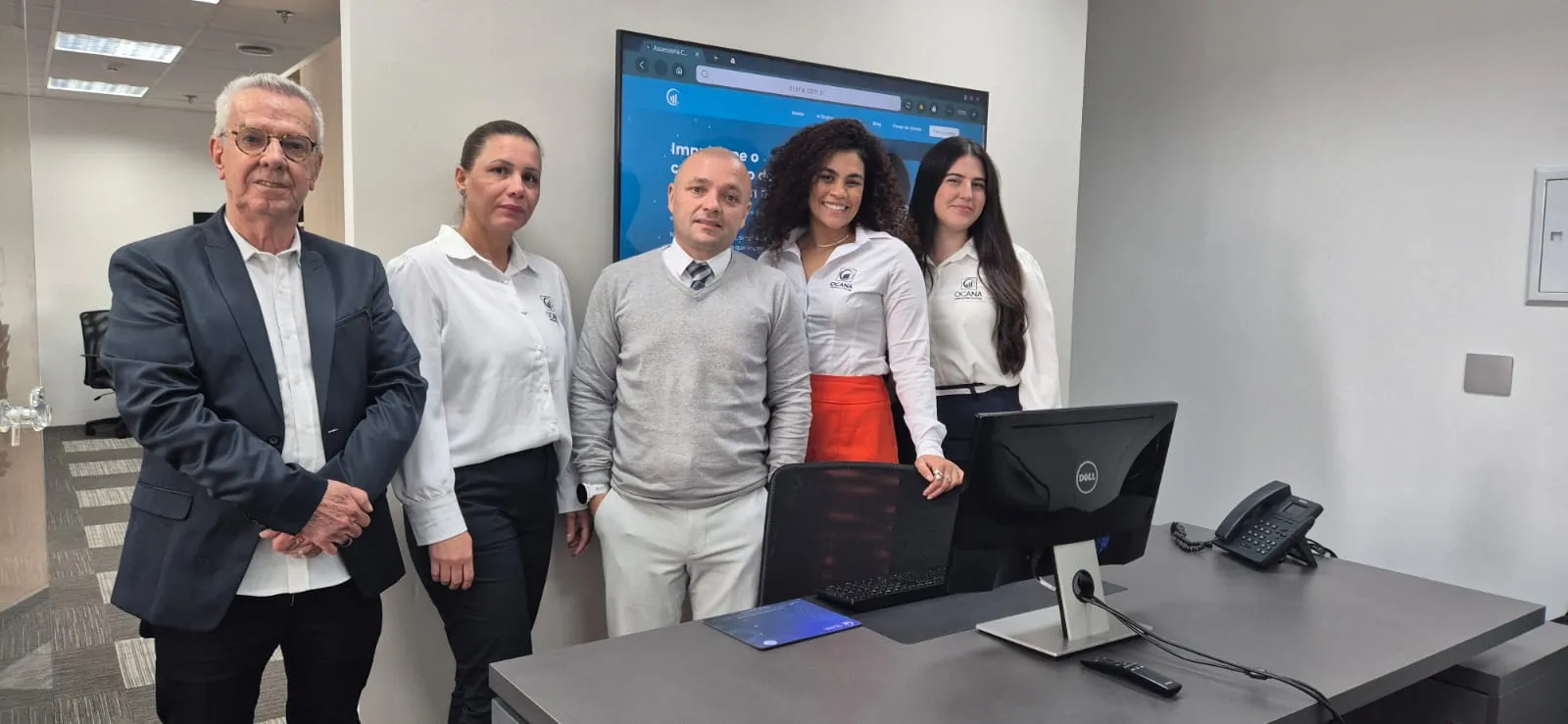 Equipe da Ocana discutindo estratégias