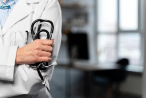 A reforma tributária elevou a carga fiscal das clínicas médicas. O artigo analisa como a equiparação hospitalar, à luz da lei 9.249/95 e do STJ, pode mitigar impactos e preservar a lucratividade.